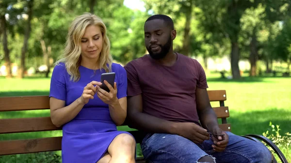 Namorada Usando Smartphone Ignorando Namorado Afro Americano Data Rede — Fotografia de Stock