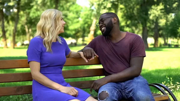 Flirtând Cuplu Stând Bancă Parc Petrecerea Timpului Împreună Relație Fericită — Fotografie, imagine de stoc