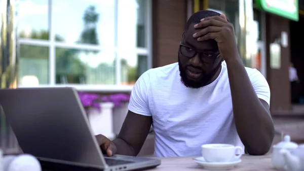 Upset Man Looking Laptop Disappointed Lost Funding Start Fail — Stock Photo, Image