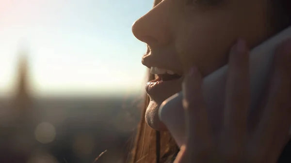 Aantrekkelijke Gelukkige Vrouw Praten Smartphone Met Vriend Mobiele Verbinding — Stockfoto