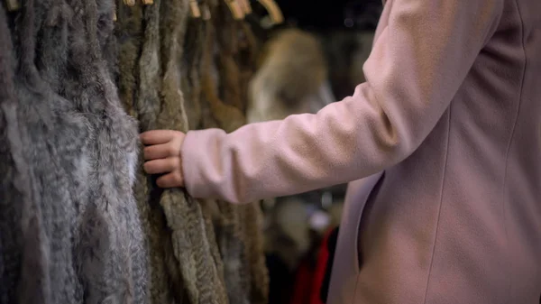 Mujer Joven Mirando Abrigos Piel Mercado Callejero Compras Consumismo —  Fotos de Stock