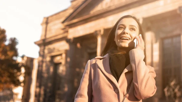 Menina Bonita Falando Smartphone Perto Edifício Clássico — Fotografia de Stock