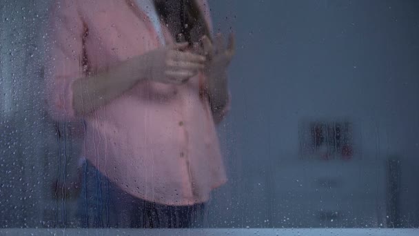 Femme enceinte décoller bague de fiançailles de doigt le jour de pluie, mère célibataire — Video