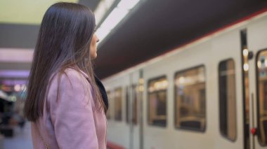 Metro, toplu taşıma, şehir tren bekleyen çekici genç bayan