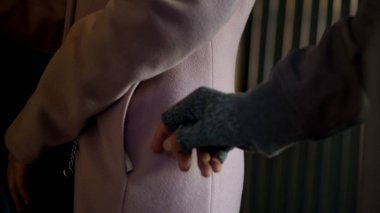 Dikkatsiz kadın banliyö cebinden telefon çalan soyguncu, yankesicilik