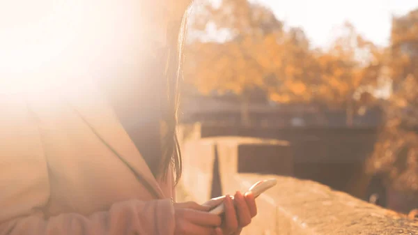 Bella Signora Smartphone Scorrimento Piedi All Aperto Servizio Navigazione — Foto Stock