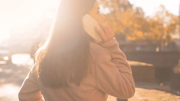 魅力的な若い女性のスマート フォン呼び出し友人 有利な関税の話 — ストック写真