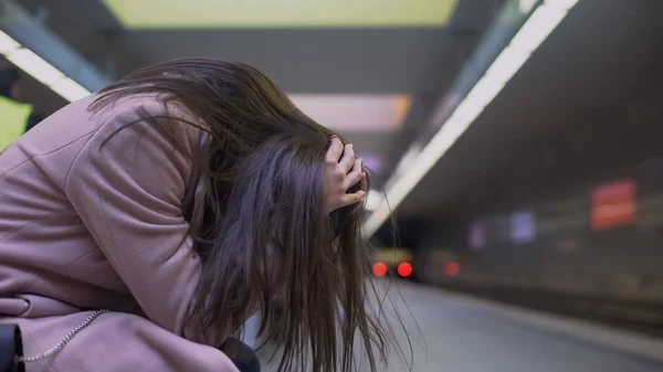 Депрессивная Молодая Женщина Страдает Психологическими Проблемами Сидя Станции Метро — стоковое фото