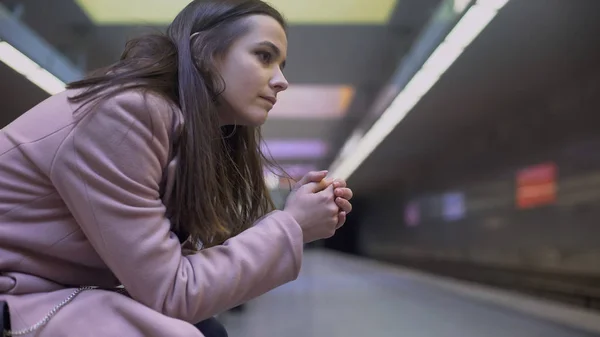 Jovem Nervosa Sofrendo Ataque Ansiedade Estação Metrô Tentativa Suicídio — Fotografia de Stock