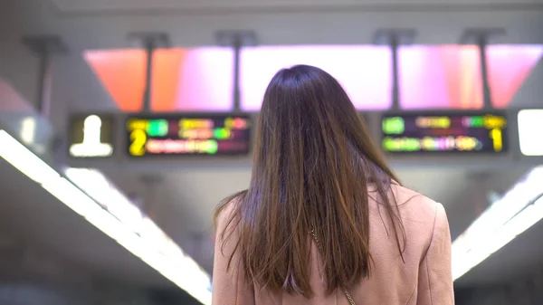 Navetteur Féminin Regardant Horaire Sur Gare Touriste Dans Nouvelle Ville — Photo