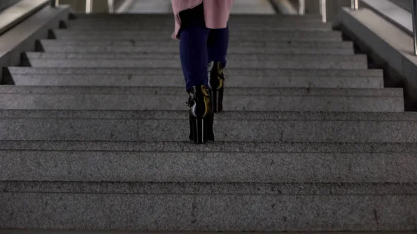 Женщина Модных Блестящих Туфлях Высоком Каблуке Идет Наверх Качество Обуви — стоковое фото