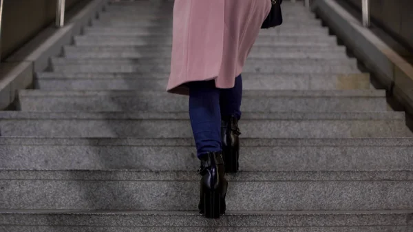 Junge Dame Modischen High Heel Stiefeln Die Treppe Hinauf Füße — Stockfoto