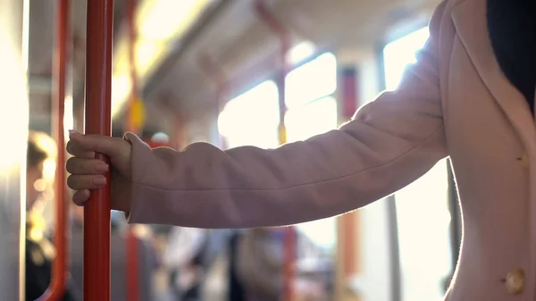 Mujer Joven Teniendo Paseo Vagón Metro Rutina Diaria Desplazamientos Ferrocarril —  Fotos de Stock