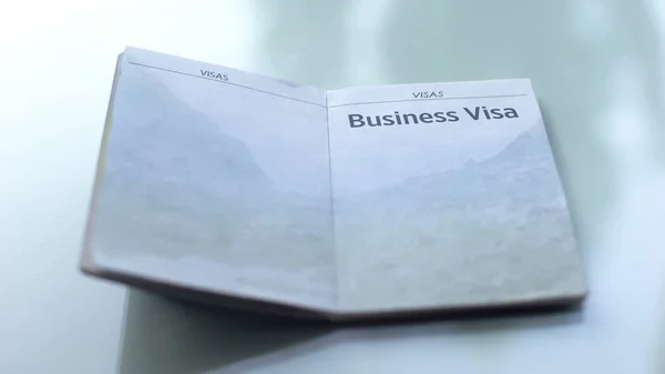 Wiza Biznesowa Otwarty Paszport Leżący Stole Urzędzie Celnym Podróże — Zdjęcie stockowe