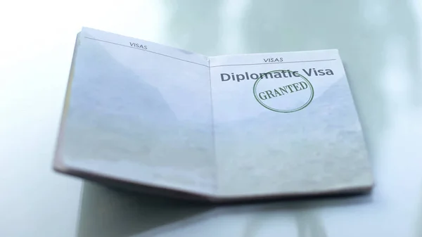 Przyznana Wiza Dyplomatyczna Pieczęć Stemplowana Paszporcie Urząd Celny Podróże — Zdjęcie stockowe