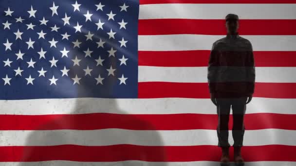 Silueta de soldado estadounidense saludando contra bandera nacional, fuerzas militares — Vídeo de stock