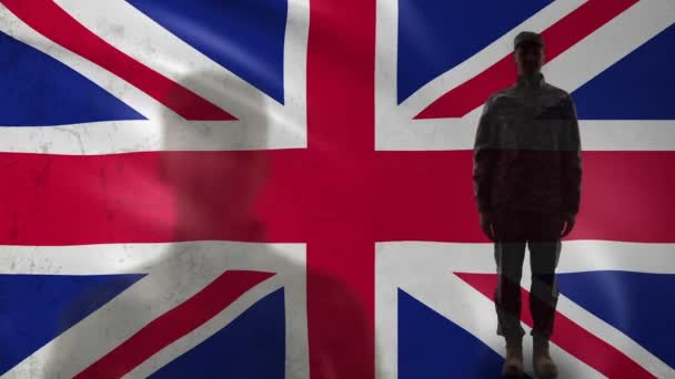 Silhouette soldato britannico saluto contro bandiera nazionale, giorno dell'indipendenza — Video Stock