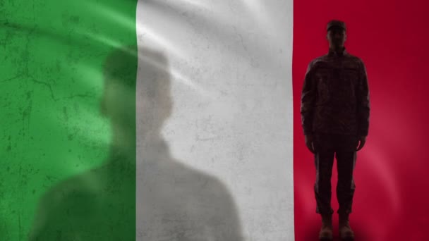 Italienischer Soldat salutiert vor Nationalflagge, stolzer Armeeoffizier — Stockvideo