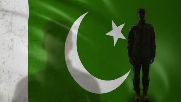 Silueta de soldado paquistaní saludando contra bandera nacional, fuerzas especiales del ejército — Vídeo de stock