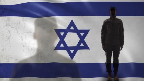 Israelische Soldatensilhouette salutiert gegen Nationalflagge, Terrorprävention — Stockvideo