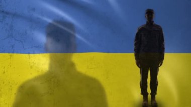 Ukrayna asker silueti ulusal bayrak, askeri reform karşı selamlama