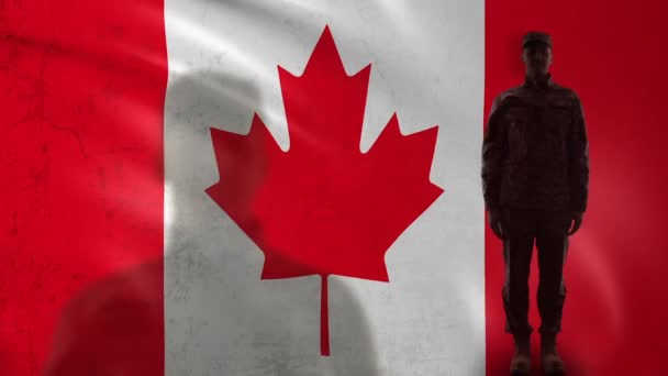 Soldado canadense silhueta saudando contra bandeira nacional, reforma do sargento do exército — Vídeo de Stock
