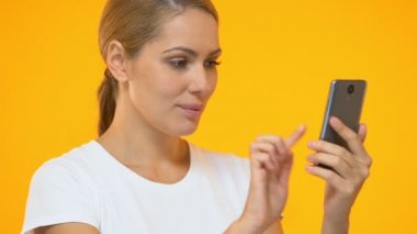 Heyecanlı kadın akıllı telefon, modern uygulama onayı içine parmak işaret