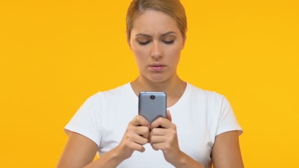 Γυναίκα που χρησιμοποιεί smartphone, αναστατωμένος για ελαττωματικό gadget ή εφαρμογή, τεχνολογία — Αρχείο Βίντεο