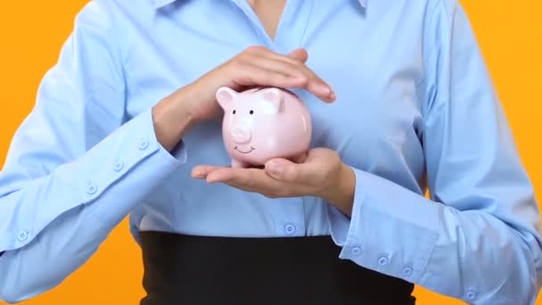 Lady i kostym Holding piggy bank, värdehöjande investeringar, lönsamma projekt — Stockvideo