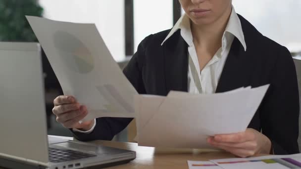 Consultor financiero estresado comparando documentos gráficos oficina de trabajo, informe — Vídeo de stock