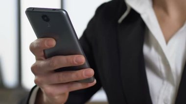 Akıllı telefon uygulaması closeup, modern teknoloji, gadget kullanarak kadın çalışan