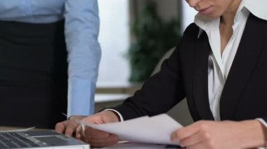 Kadın patron bağırarak dinlerken şaşkın sekreter, iş çatışması, hata