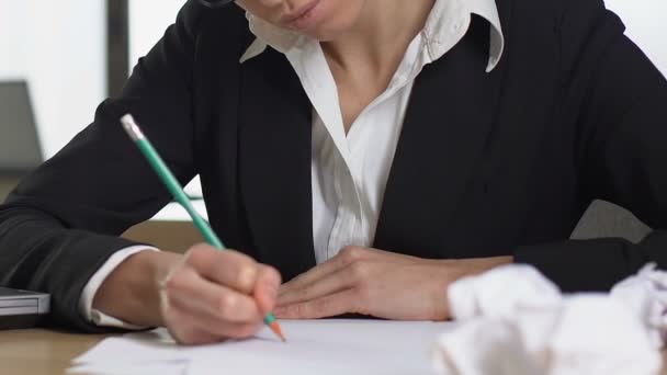 Mujer periodista enojada tratando de escribir artículo, tirar papeles, agotamiento — Vídeos de Stock