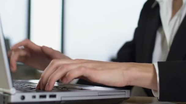 Стресс-менеджер закрывает ноутбук, чувствует разочарование, перегрузку на работе — стоковое видео