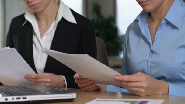 Femmes responsables des ventes analysant les documents de rapport ensemble, journée de travail de l'entreprise, équipe — Video