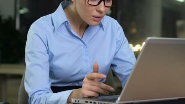 Kibar kadın işçi kızgın müşteri, şirket meslek etiği e-posta yazma