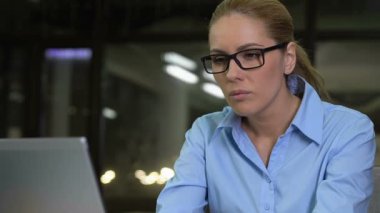 Yorgun iş kadını gözleri baskı hissi çalışma ön bilgisayar ekranı, sağlık