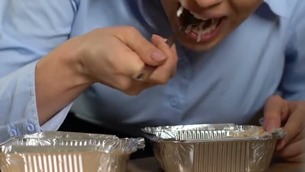 Impegnato donna d'affari mangiare insalata dal contenitore di cibo, spuntino scatola pranzo, pasto — Video Stock
