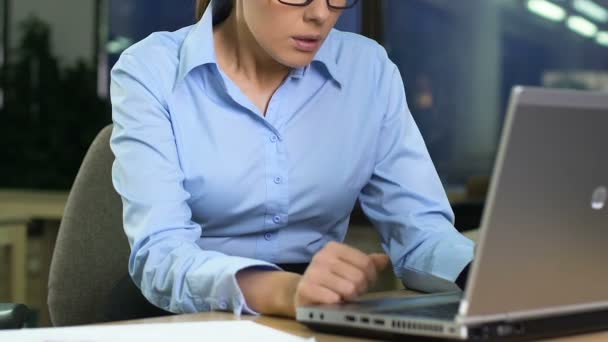 Enttäuschte Managerin schließt Laptop im Büro, Arbeitsstress, Irritation — Stockvideo