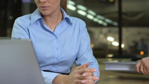 Funcionário feminino recebendo papelada adicional no escritório, carga horária, horas extras — Vídeo de Stock