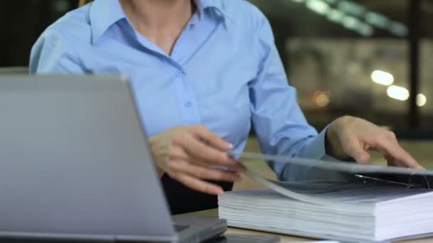 Cansado gerente de escritório assistindo vídeo laptop em vez de papelada, indiferença trabalho — Vídeo de Stock