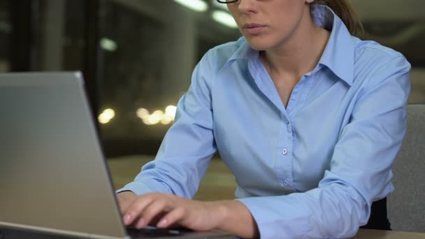 Frau im Business-Anzug leidet unter Nackenschmerzen, arbeitet nachts im Büro, Gesundheitsversorgung — Stockvideo