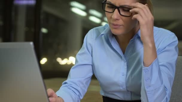 Overwerkte kantoormedewerker gevoel hoofdpijn, het nemen van brillen uit, migraine — Stockvideo