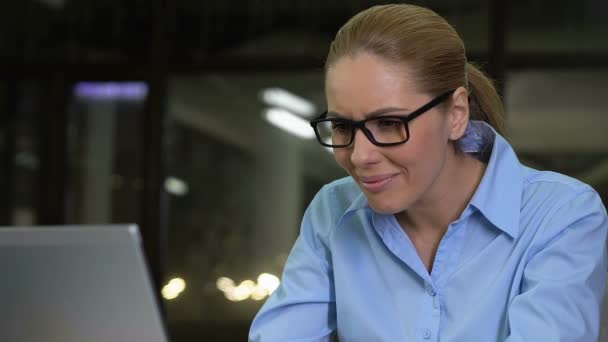Концентрированная деловая леди берет очки работающий ноутбук, проблемы со зрением — стоковое видео