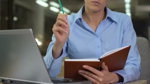 Bastante mujer empleado escribir plan de trabajo en el cuaderno, para hacer lista, ideas creativas — Vídeos de Stock