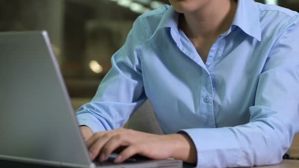 Geconcentreerd bedrijf werknemer brillen typen computer, nacht overuren, deadline — Stockvideo