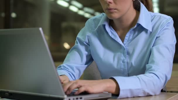 Mujer de negocios preocupada comprobando el tiempo de trabajo en el ordenador, plazo del proyecto — Vídeos de Stock