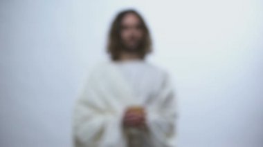 İsa ışıklı arka plan üzerinde şarap tutan, Katolik kilisesinde Eucharist