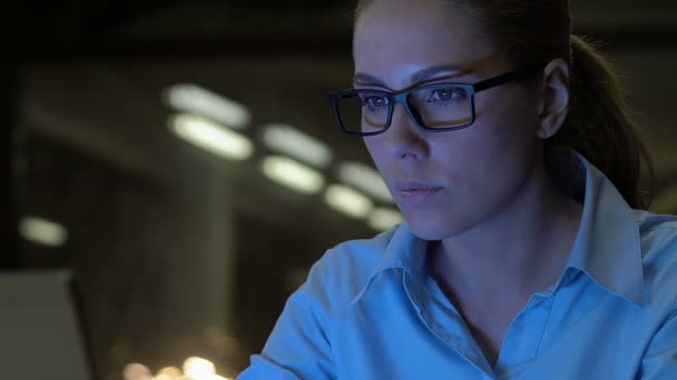 Aantrekkelijke Business Lady in brillen typen laptop 's nachts close-up, overuren — Stockvideo