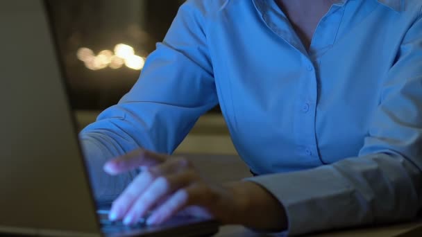 Mujer joven empleada que trabaja en el proyecto empresarial en la noche en la oficina, carrera — Vídeos de Stock